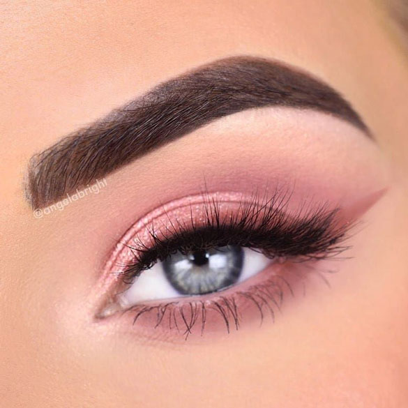 light-pink-or-nude-eye-shadow-with-thin-eye-black